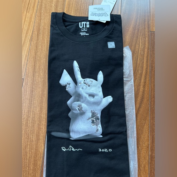 NEW Uniqlo Daniel Arsham Pokemon Pikachu Men’s size MEDIUM Short Sleeve T-shirt - Picture 4 of 4